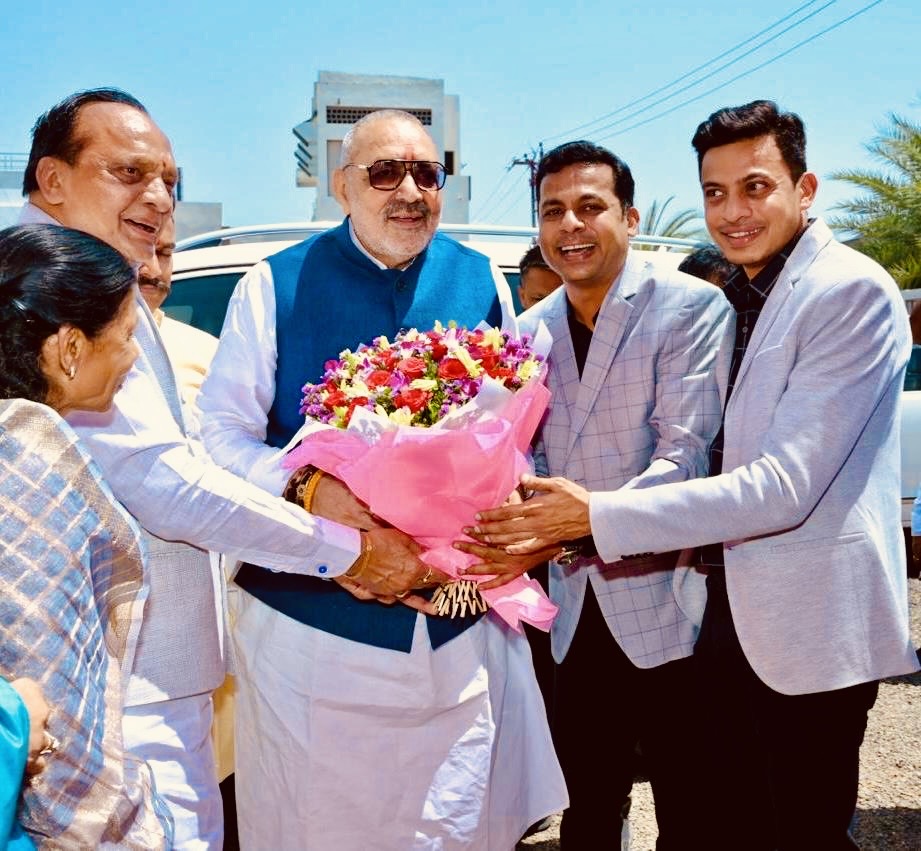 Welcoming Shri Giriraj Singh at Priyalaxmi Textile
