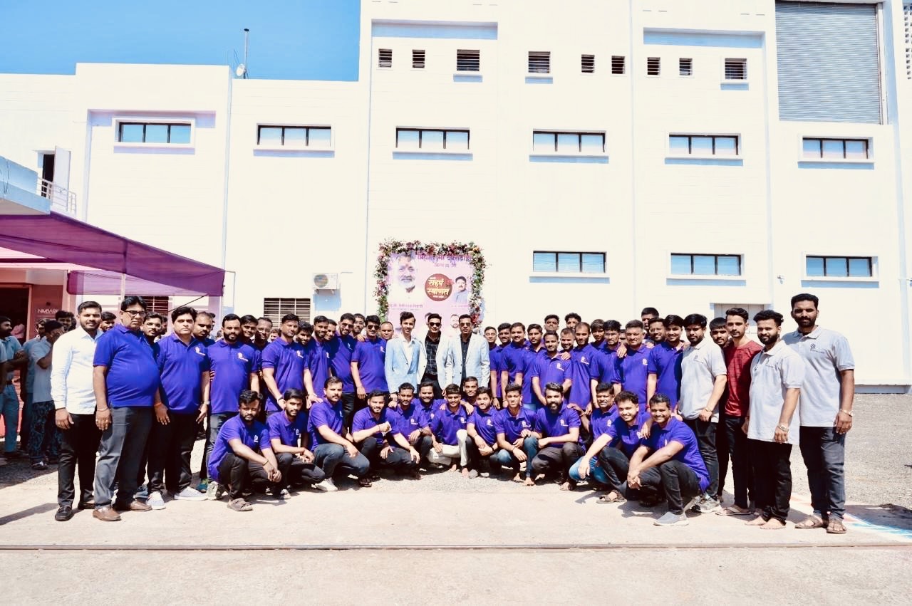 Priyalaxmi team with Union Textile Minister